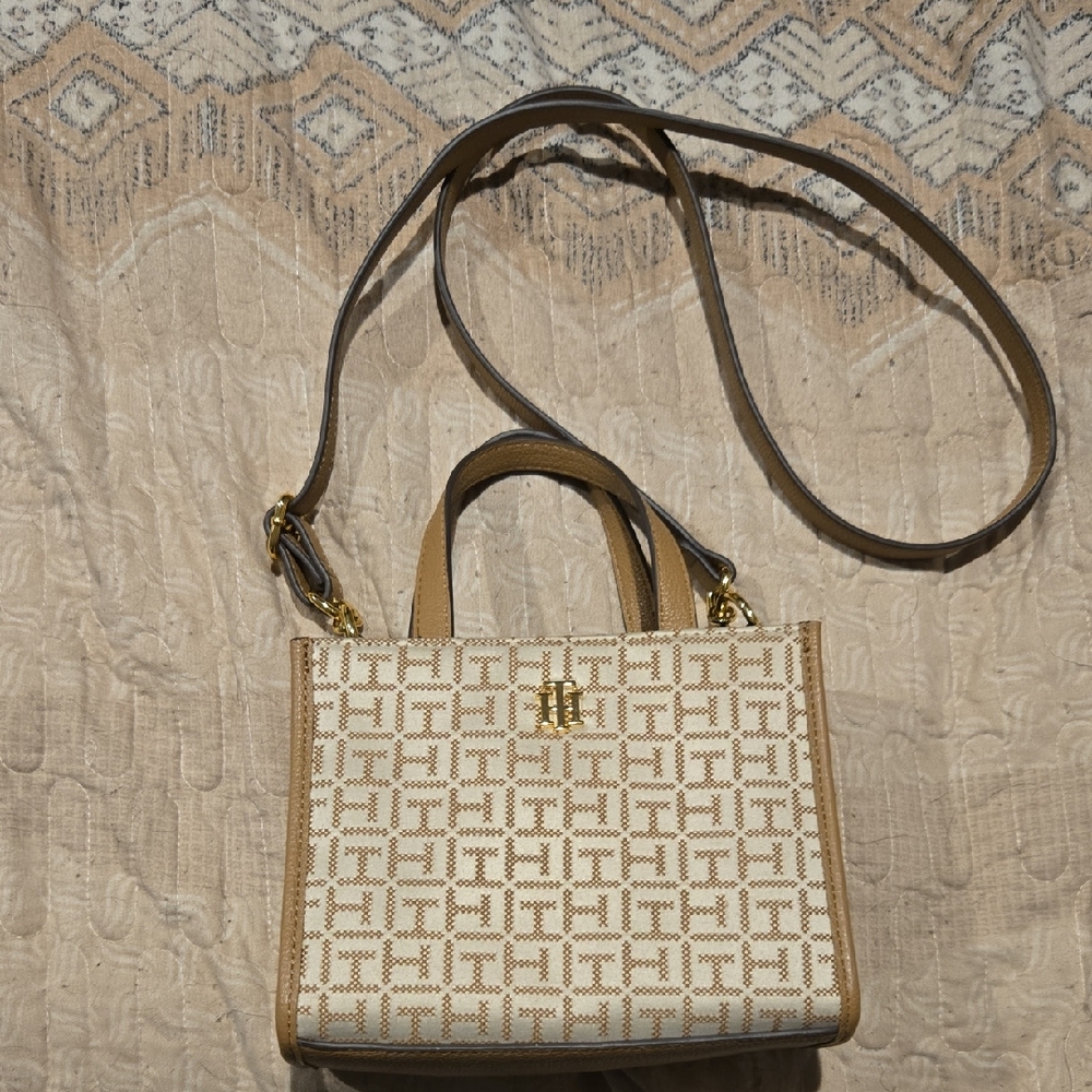 Tommy Hilfiger Elegant Tan and Cream Crossbody Gold Hardware
